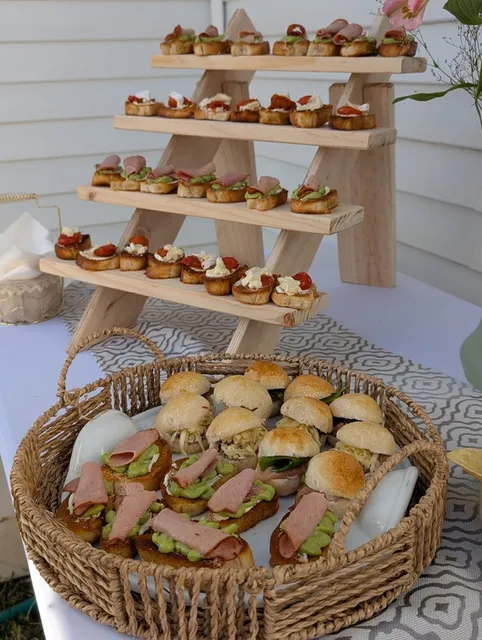 Repisa de madera con tapaditos y canasto de pan amasado