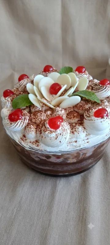 Torta cristal tres leches decorada con frutillas