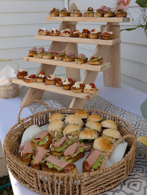 Tapaditos de pan amasado casero en una canasta y bruschettas en escalera