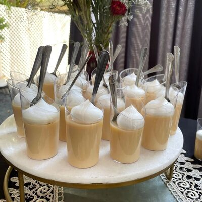Shots de postre con crema en vasitos